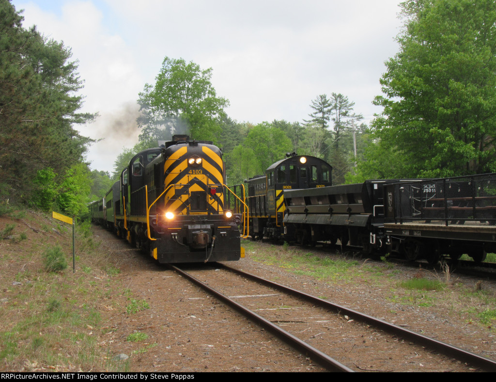 D&H RS-3 4103 passes a work train led by S2 3021